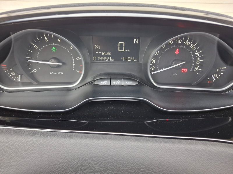 Peugeot 208 (2016) ALLURE Automat 1,2i 60kW - fotka 16 z 35