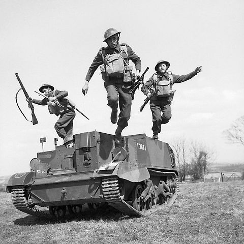 Výcvik britské pěchoty v dubnu 1941 v severním Irsku. Universal/Bren Carrier u toho samozřejmě nemohl chybět., zdroj: Wikimedia Commons, Bainbridge Lt, War Office official photographer, volné dílo