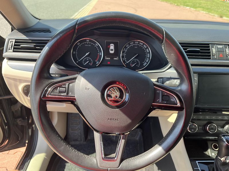 Škoda Superb 2.0 TDi DSG Style Plus - fotka 27 z 38