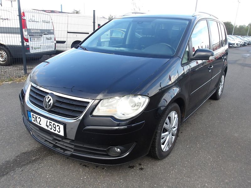 Volkswagen Touran 2,0TDi 103kW PĚKNÝ ! - fotka 2 z 26