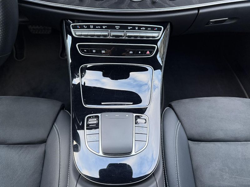 Mercedes-Benz Třídy E (2020) 300E 4MATIC PLUG-IN HYBRID - fotka 23 z 40