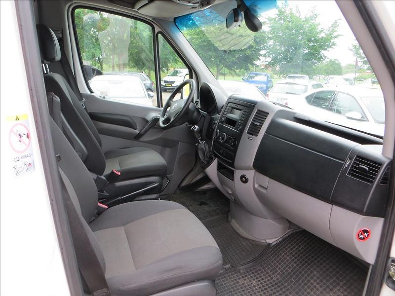 Volkswagen Crafter 2,0 TDI L3H3 5míst TZ Nez.top - fotka 12 z 23