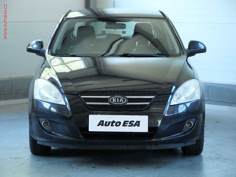 Kia Ceed (2009) 1.4CVVT, ČR, AC, park.čidla - fotka 2 z 20
