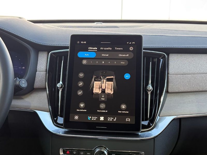 Volvo XC90 Plus Dark T8 299kW - fotka 15 z 25