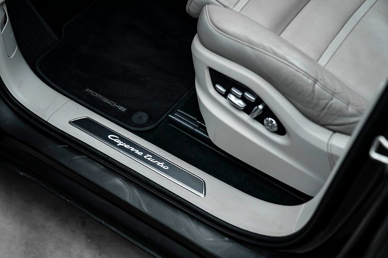 Porsche Cayenne Turbo - fotka 15 z 20