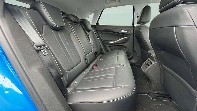 Opel Grandland Ultimate 4x4 PHEV 1.6L Turbo 8 - fotka 23 z 31