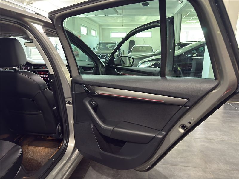 Škoda Octavia 1,6   TDI DSG STYLE+ VIRTU ACC - fotka 31 z 43