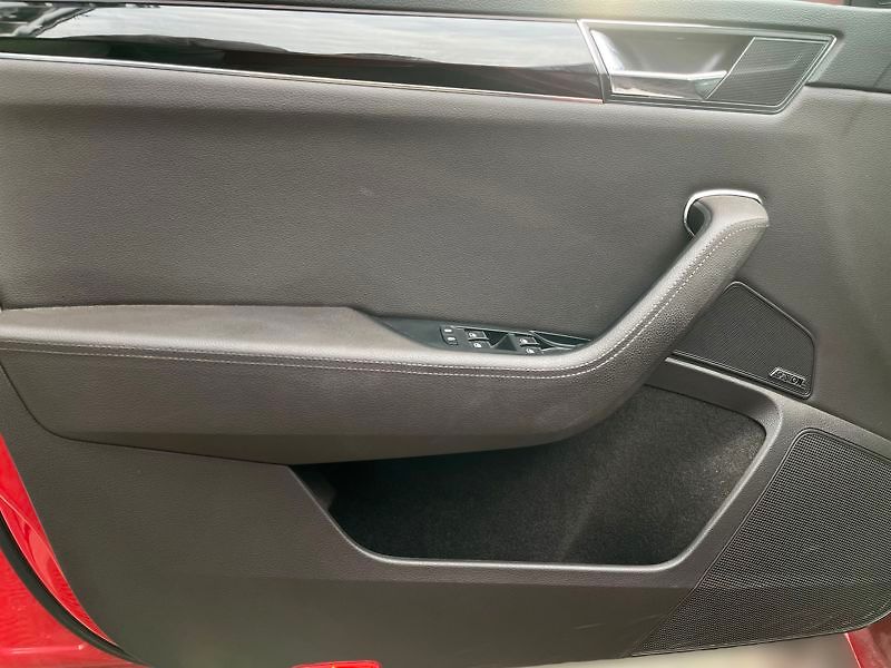 Škoda Superb 2.0 TSI 140kW L&K Combi DSG - fotka 13 z 18