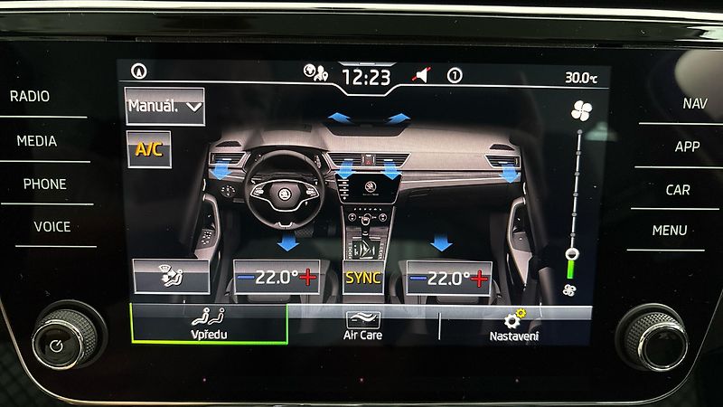 Škoda Superb 2.0 TDI DSG Style Combi - fotka 24 z 25
