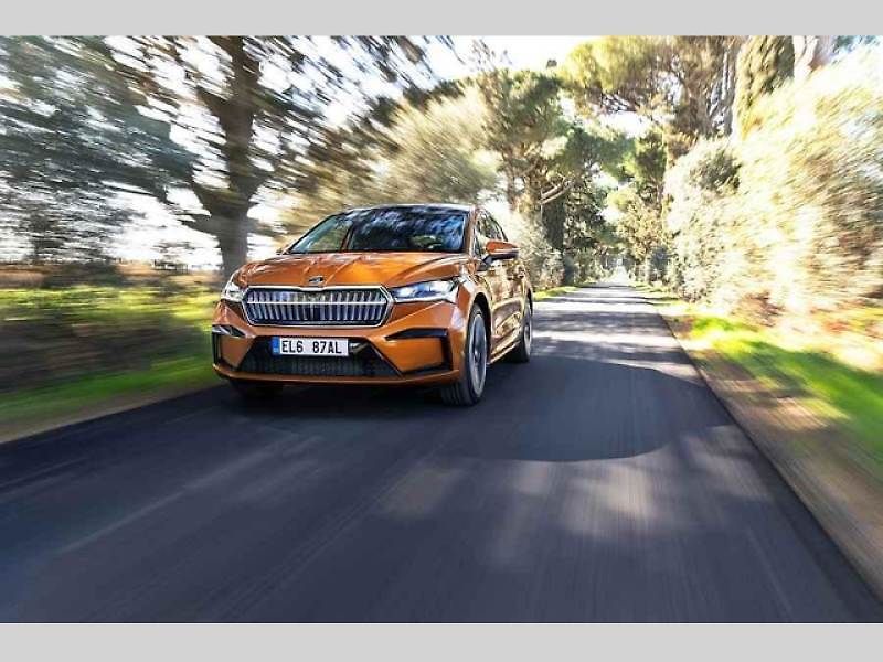 Plně elektrické SUV Škoda Enyaq Coupé iV (na snímku) se představilo v roce 2022 a vzbudilo u zákazníků velký zájem. Automobilka zrychluje svoji elektrickou ofenzivu: do roku 2026 představí tři zcela nové elektrické modely a další budou následovat.