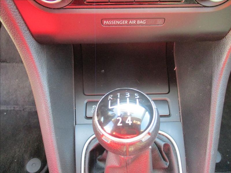 Volkswagen Golf 1,4 i 16v, aut.klima,servis, - fotka 19 z 29