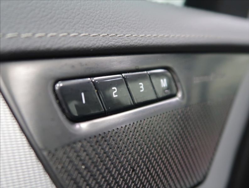 Volvo XC90 2,0 B5 AWD AUT Plus Bright - fotka 20 z 38
