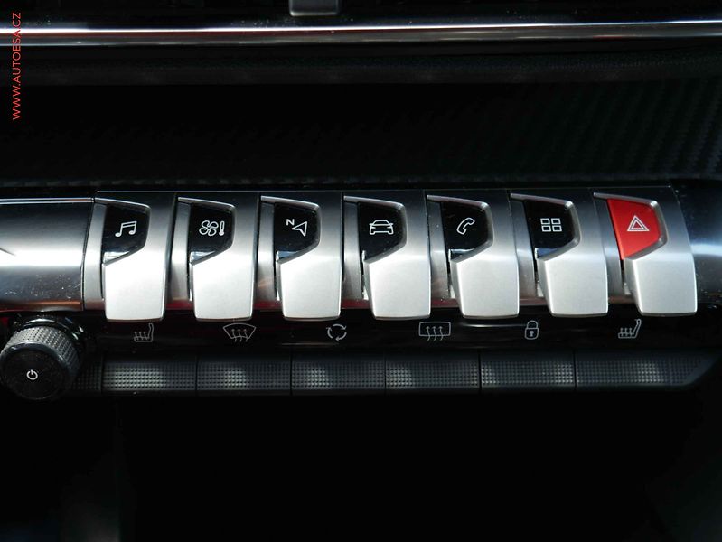 Peugeot 3008 (2020) 1.2 PT, ČR, Active - fotka 18 z 19
