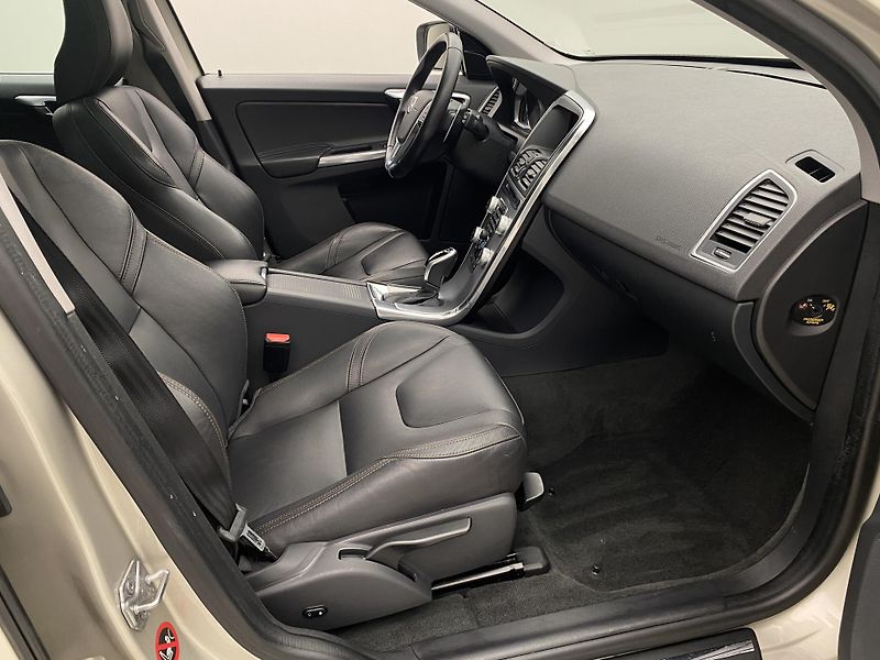 Volvo XC60 D4 AWD SUMMUM AUT  - fotka 23 z 42