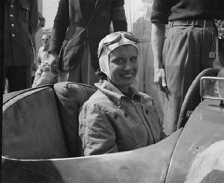 Maria Teresa de Filippis byla první ženou, která kdy řídila vůz Formule 1 při Grand Prix. Motoristický svět ji znal pod přezdívkou Pilotino.