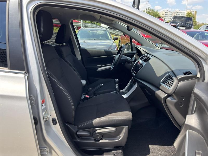 Suzuki SX4 S-Cross 1,4 HEV 4x4 Premium ADAPTIV - fotka 15 z 40