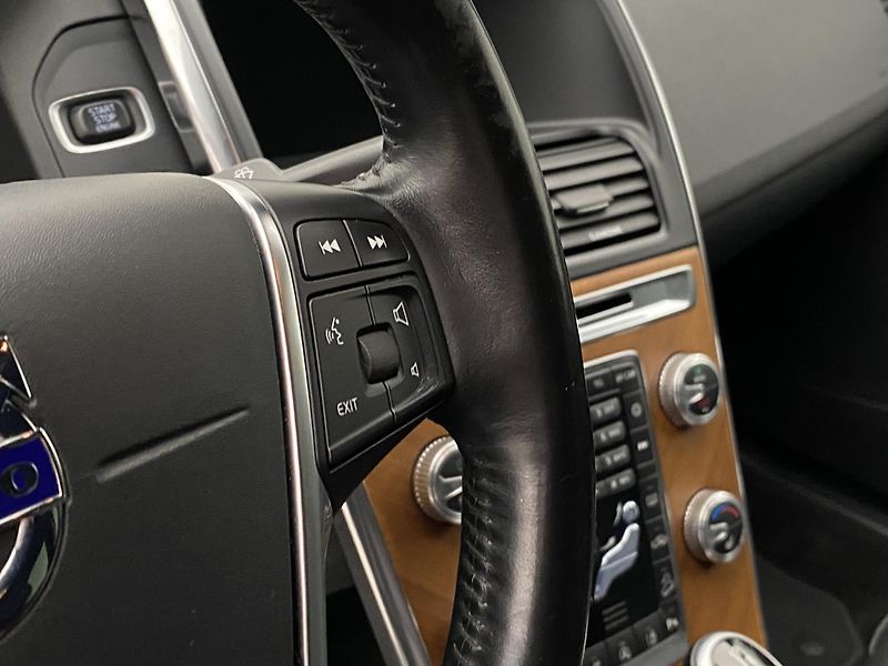 Volvo XC60 D4 AWD MOMENTUM REZERVACE - fotka 20 z 43
