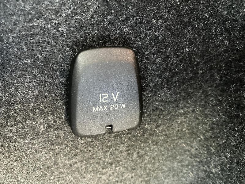 Volvo XC40 B3 FWD Plus Dark AT7  - fotka 11 z 38
