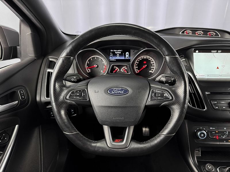 Ford Focus 2.0L 184KW ECOBOOST ST, RECARO - fotka 13 z 21