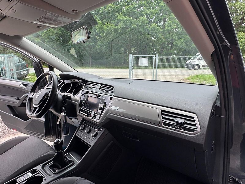 Volkswagen Touran (2018) 1.6 TDi - fotka 17 z 31