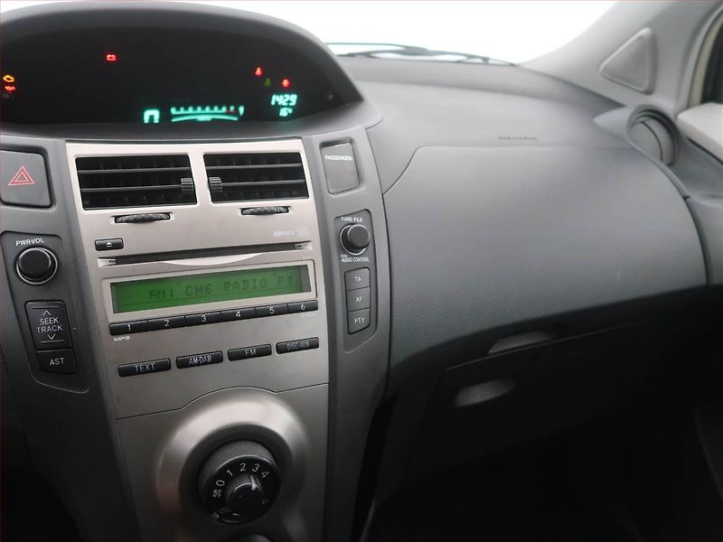 Toyota Yaris (2010) 1.0 VVT-i - fotka 10 z 13