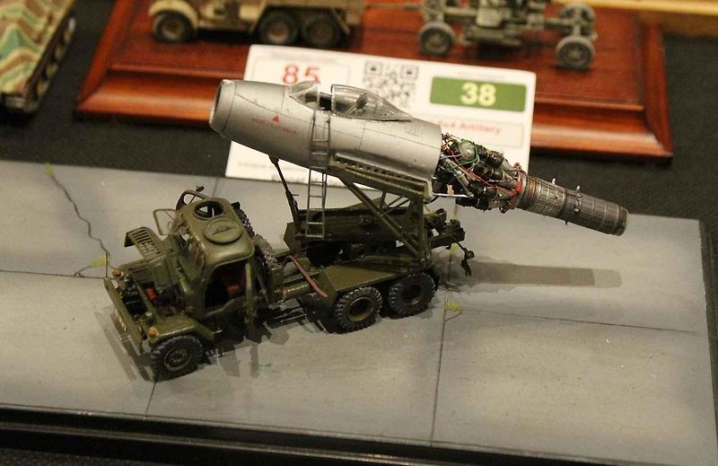 Přes šest stovek modelů bylo k vidění při 22. ročníku soutěžní výstavy Kladenská Wejhybka. Na snímku je malá dioráma s motocyklem Wanderer 4HP z roku 1916.