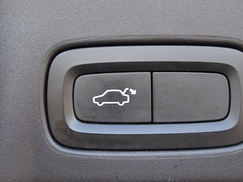 Volvo V90 D4 140kW BUSINESS PLUS DPH - fotka 26 z 32