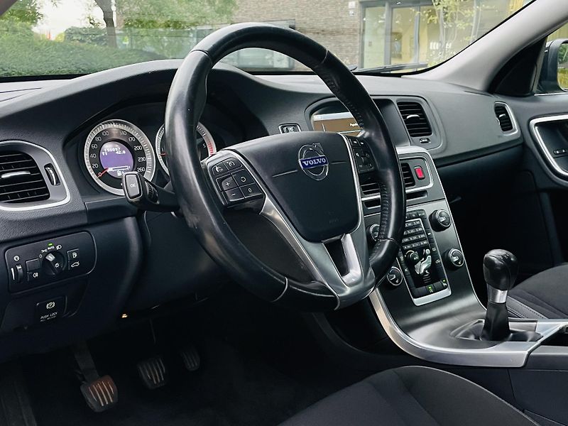 Volvo V60 2.4D5 MANUÁL TAŽNÉ SERVISKA - fotka 26 z 41