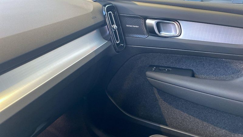 Volvo XC40 (2026) PLUS DARK, B4 FWD, 145+10 kW / - fotka 8 z 11