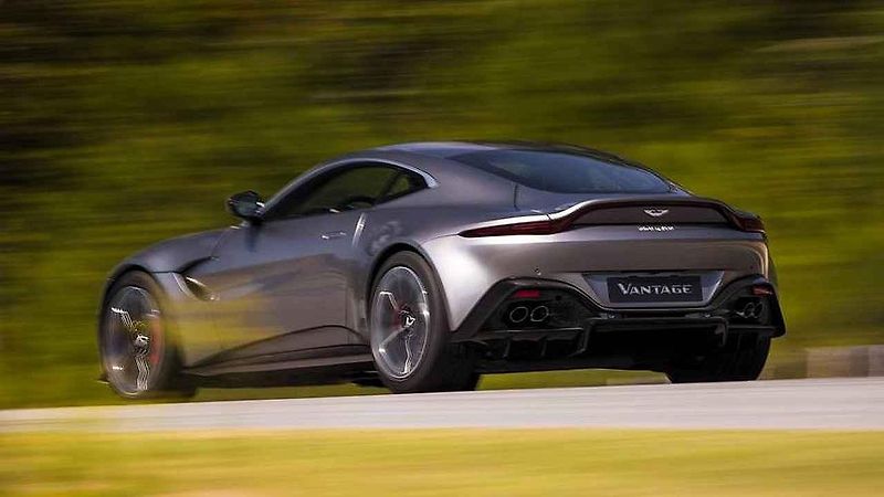 Aston Martin Vantage a DB10.