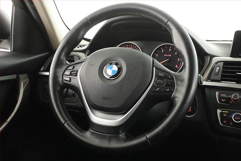 BMW Řada 3 (2014) 320 d xDrive, 4X4, Automat - fotka 8 z 20