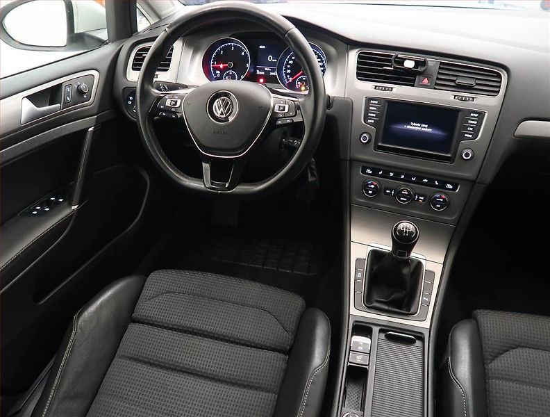 Volkswagen Golf (2016) 1.6 TDI, Serv.kniha, Xenony - fotka 7 z 13