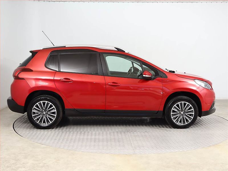 Peugeot 2008 (2018) 1.2 PureTech, ČR,1.maj - fotka 6 z 11