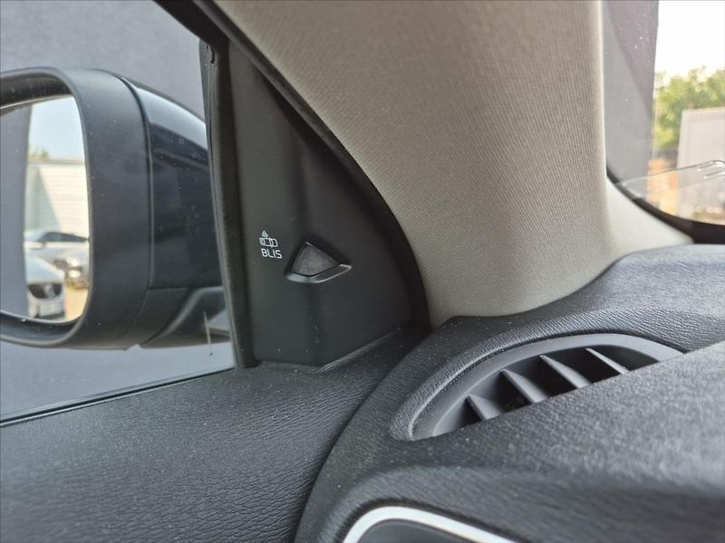 Volvo V40 2,0 D3 Cross Country - fotka 19 z 20