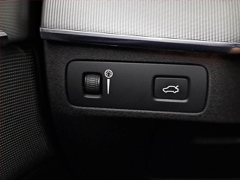 Volvo XC90 (2015) D5 AWD - fotka 24 z 29