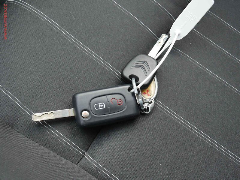 Citroën C4 (2012) 1.4i, 2.maj,ČR, AC - fotka 17 z 18