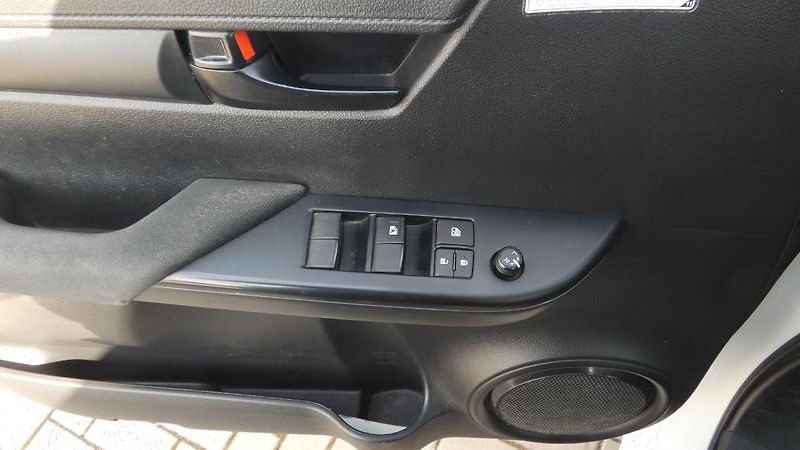 Toyota Hilux 2.4 D-4D Double Cab 4x4 Live - fotka 9 z 23