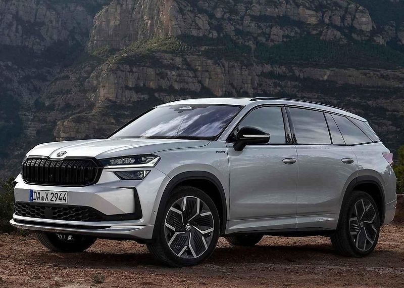 Anketa Auto roku 2025 dospěla do fáze výběru nejlepšího vozu z pěti finalistů