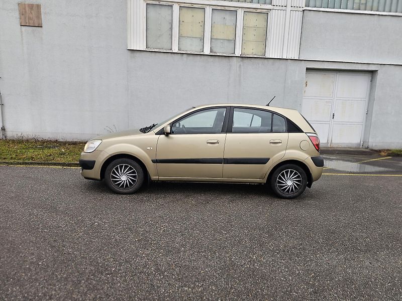 Kia Rio (2006) 1.4i, TAŽNÉ, KLIMA - fotka 2 z 17