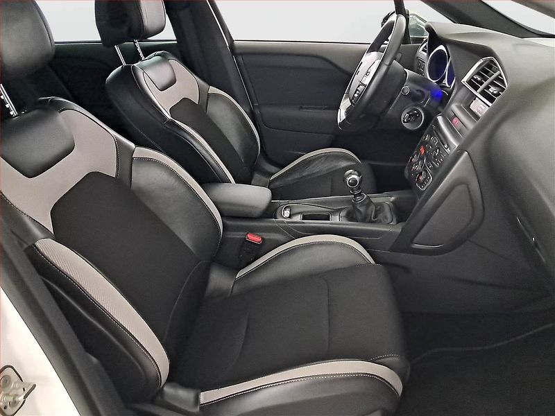 Citroën DS4 (2013) 1.6 e-HDi, ČR,1.maj - fotka 9 z 19