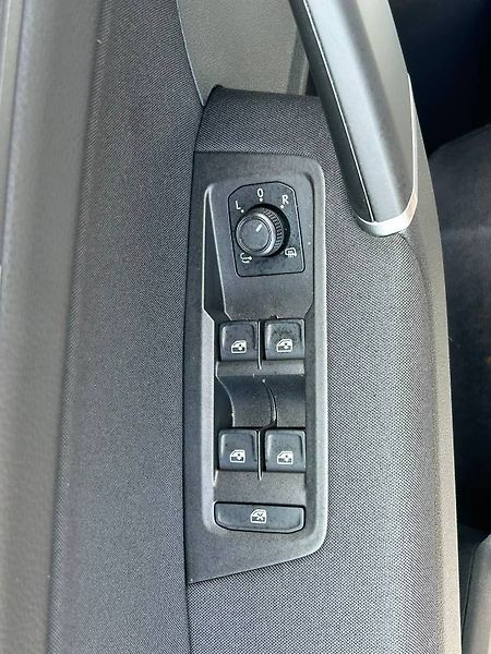 Volkswagen Touran (2022) 2.0 TDI 110kW DSG tažné - fotka 10 z 35