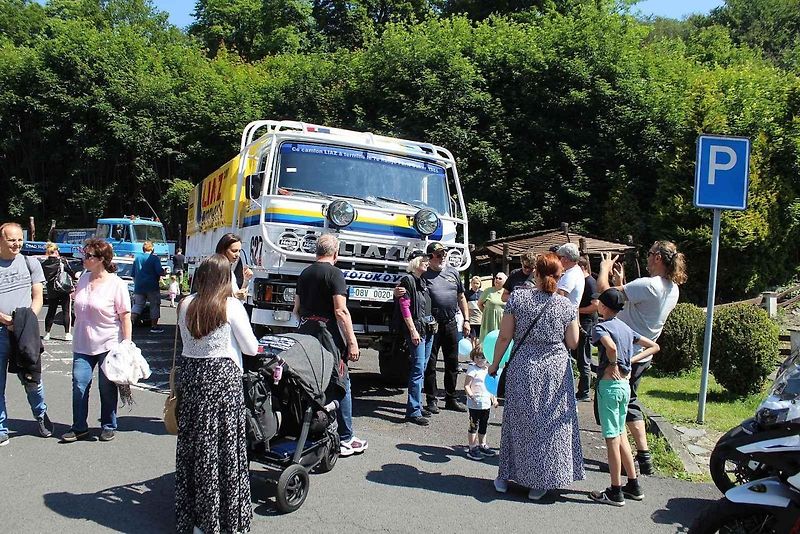 V Litvínově se uskutečnil již osmý sraz historických vozidel. Letos na něj poprvé přijel legendární jezdec z Dakaru a někdejší závodník ve Formuli Easter Jiří Moskal. Na snímku je v rozhovoru s jedním z návštěvníků.