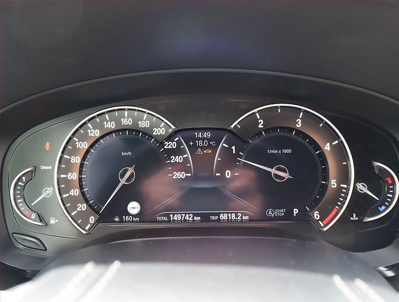 BMW Řada 5 (2017) 530d xDrive - fotka 11 z 27
