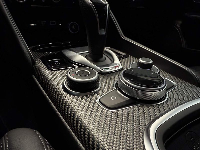 Alfa Romeo Giulia (2025) Quadrifoglio 2.9 V6 BiTurbo 52 - fotka 16 z 24