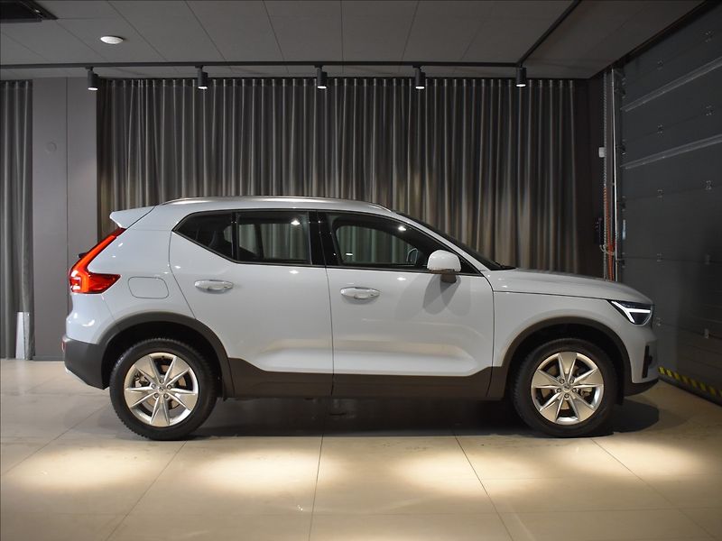 Volvo XC40 (2026) 2,0 B3  Core - fotka 3 z 24