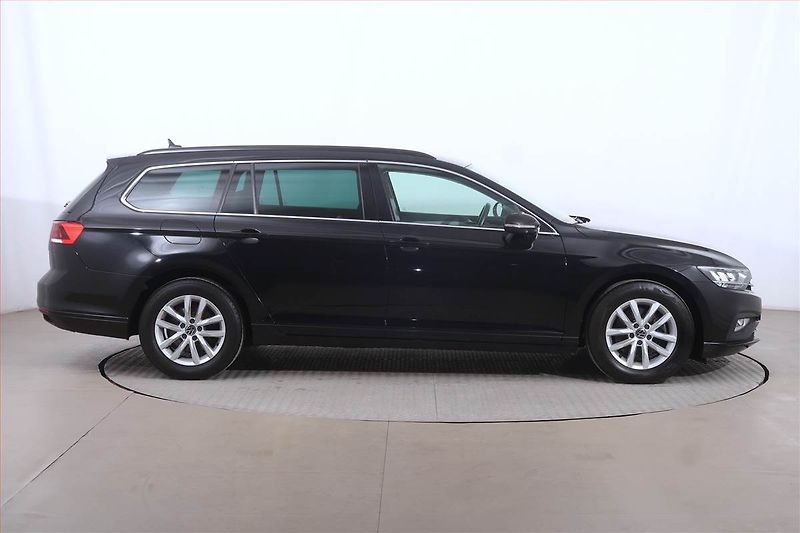 Volkswagen Passat (2022) Business 2.0 TDI, Automat - fotka 6 z 22