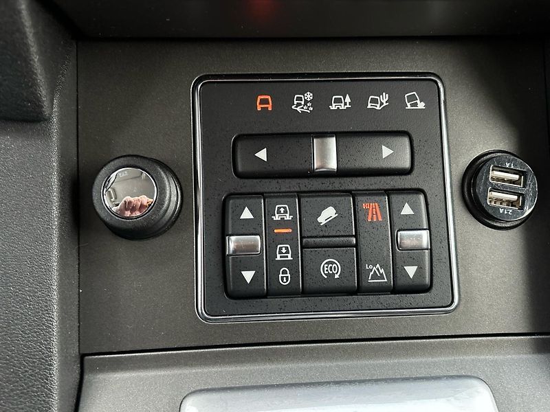 Land Rover Discovery (2015)  3.0l TDV6 SE AUTO 4WD - fotka 21 z 25