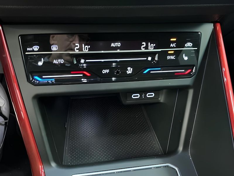Volkswagen Polo GTI 2.0TSI DSG 152kW DPH 1.Maj - fotka 5 z 5