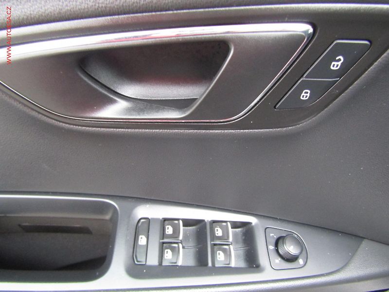 Seat Leon (2016) 2.0TDi, LED, navi - fotka 11 z 19
