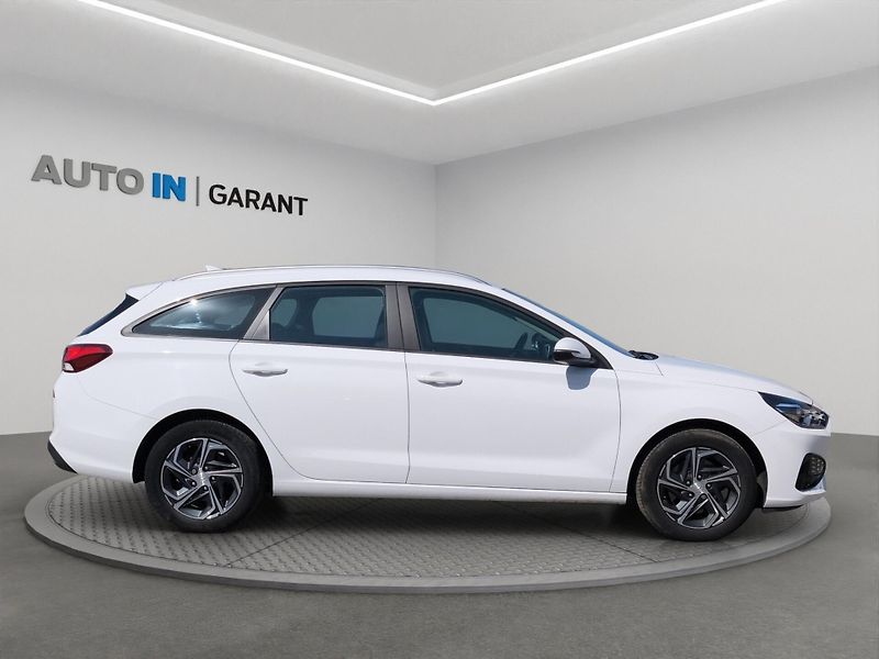 Hyundai i30 (2022) COMFORT 1.5i 81kW, ČR, 1. Maj. - fotka 4 z 24